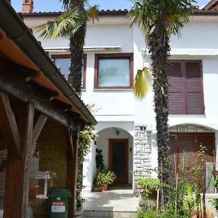 Hous Mira Апартаменти