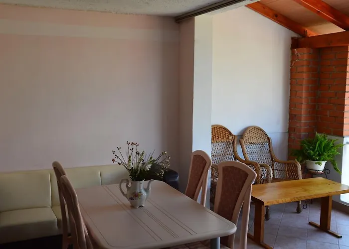 Hous Mira Апартаменти